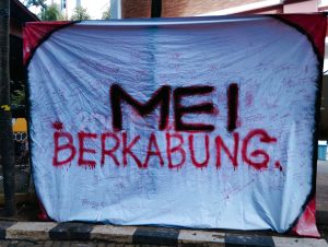 Spanduk bertuliskan “Mei Berkabung” dengan tanda tangan petisi dari mahasiswa. (Sumber foto: Taufiqurrahman Alfarisi)