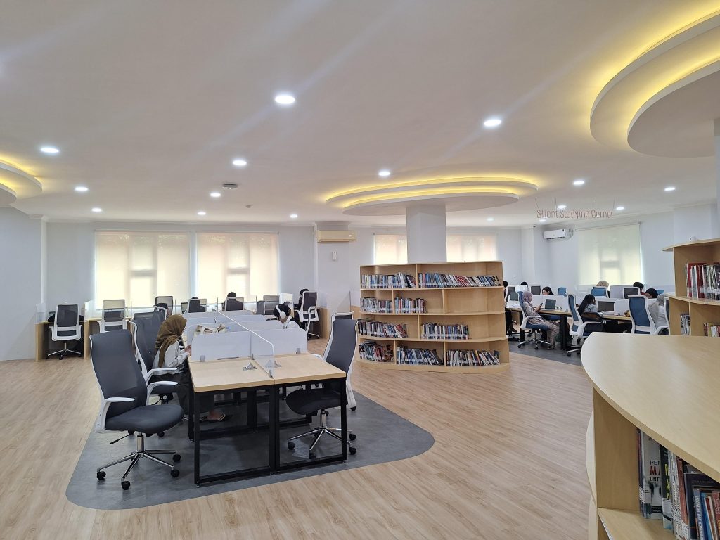 Tampak Working Space di Ruang Perpustakaan FISIP Undip (Sumber: Fatimah Putri)