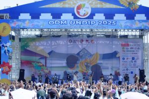 Mahasiswa baru ikut menyanyi bersama MALIQ & D’Essentials dalam kegiatan ODM Undip 2025 (Sumber foto: Davino Krisna Hernawan)