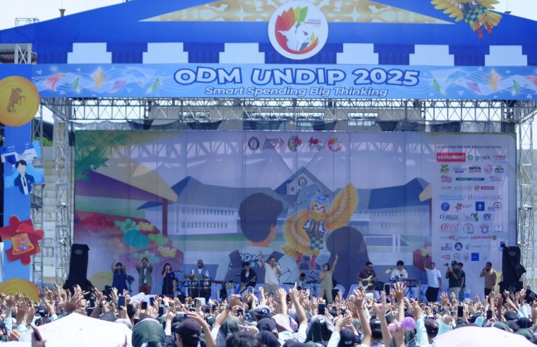 Mahasiswa baru ikut menyanyi bersama MALIQ & D’Essentials dalam kegiatan ODM Undip 2025 (Sumber foto: Davino Krisna Hernawan)