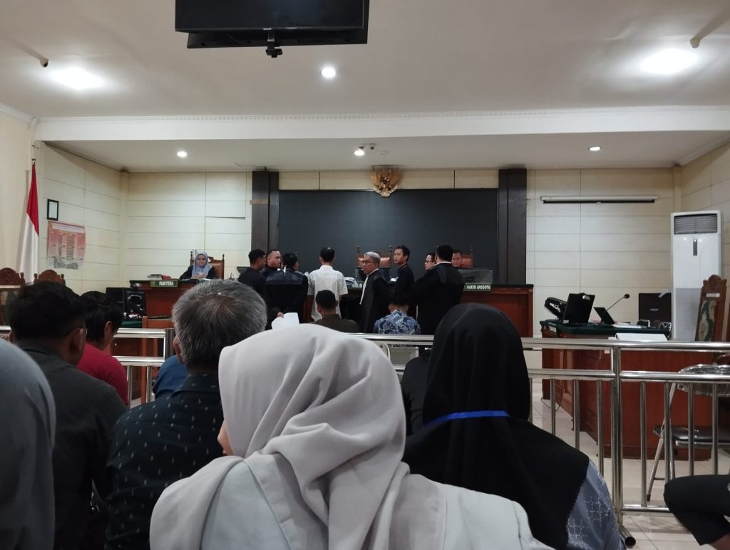 Pihak Korban dan Terdakwa menghampiri meja Hakim Agung untuk melihat barang bukti (Sumber foto: Taufiqurrahman Alfarisi)