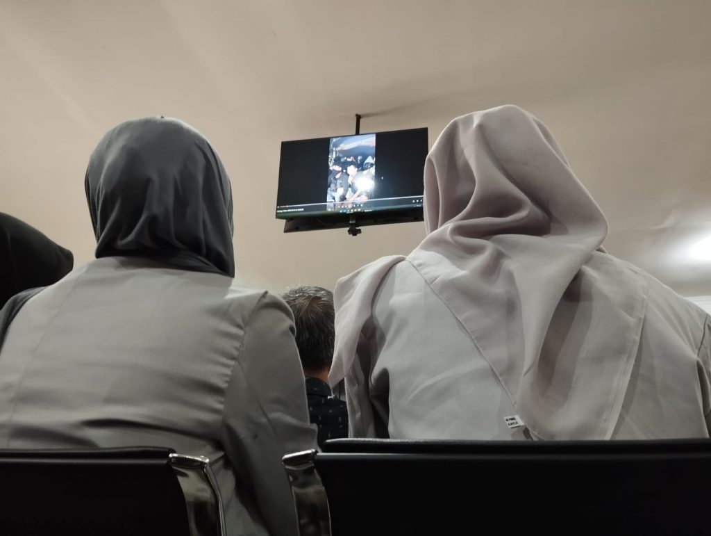 Pemutaran video sebagai barang bukti dalam kejadian perkara pada Aksi May Day Kota Semarang 2025 (Sumber foto: Taufiqurrahman Alfarisi)