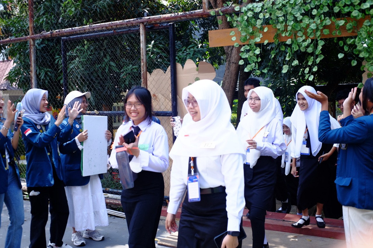 Mahasiswa baru disambut oleh pihak panitia dan Ormawa di depan pintu masuk Forex 2025 (Sumber foto: Taufiqurrahman Alfarisi)