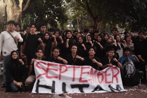 Mahasiswa FISIP Undip berfoto bersama setelah menyelesaikan kegiatan September Hitam (Sumber foto: Hanifah Khairunnisa)