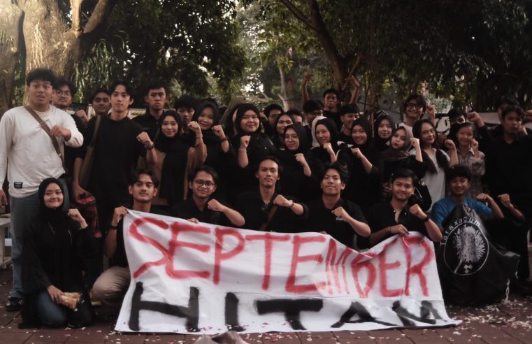 Mahasiswa FISIP Undip berfoto bersama setelah menyelesaikan kegiatan September Hitam (Sumber foto: Hanifah Khairunnisa)