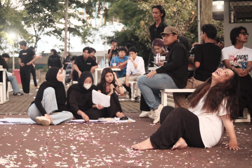 Pementasan Teater Kursi dalam panggung bebas September Hitam (Sumber foto: Taufiqurrahman Alfarisi)