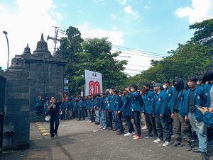 Mahasiswa Universitas Diponegoro melakukan aksi demonstrasi di depan Kantor Polda Jawa Tengah pada Sabtu (30/08) (Sumber foto: Davino Krisna Hernawan)