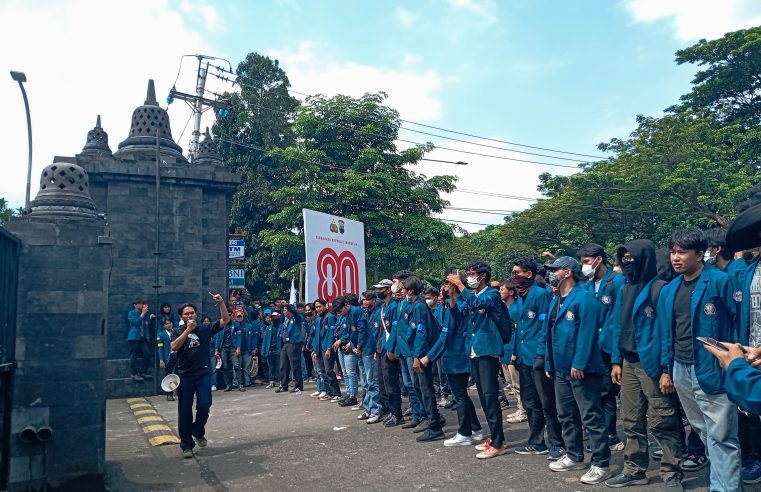 Mahasiswa Universitas Diponegoro melakukan aksi demonstrasi di depan Kantor Polda Jawa Tengah pada Sabtu (30/08) (Sumber foto: Davino Krisna Hernawan)
