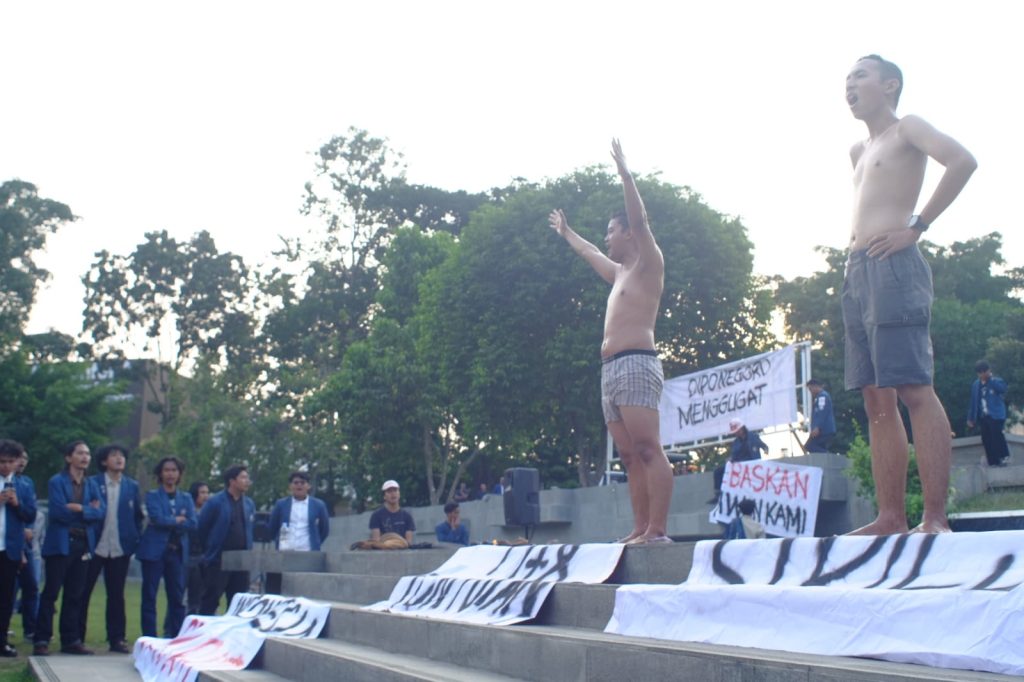 Mahasiswa FIB Undip melakukan aksi simbolik diiringi lagu “Indonesia Pusaka” dari sivitas akademika yang lain.(Sumber foto: Taufiqurrahman Alfarisi)
