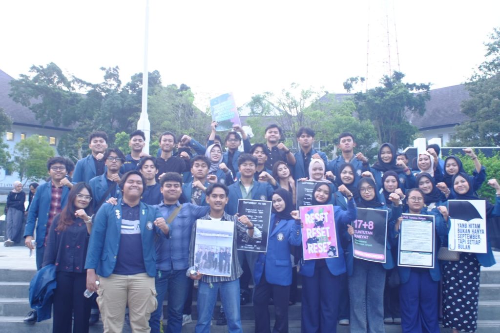 Mahasiswa berfoto bersama dengan membawakan poster yang berkaitan dengan tuntutan dalam pernyataan sikap. (Sumber foto: Taufiqurrahman Alfarisi)