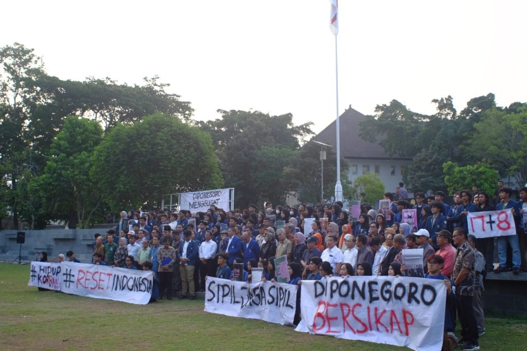 Sivitas akademika Undip pada saat pembacaan pernyataan sikap oleh Rektor Undip.(Sumber foto: Taufiqurrahman Alfarisi)
