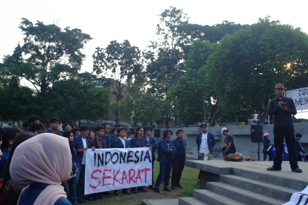 Sivitas akademika Undip berkumpul di lapangan Widya Puraya pada Kamis (04/09) untuk melakukan pernyataan sikap.(Sumber foto: Taufiqurrahman Alfarisi)