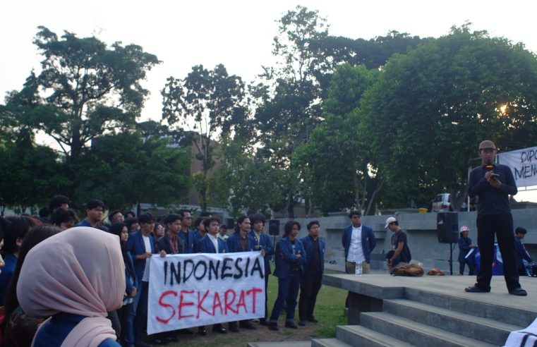 Sivitas akademika Undip berkumpul di lapangan Widya Puraya pada Kamis (04/09) untuk melakukan pernyataan sikap. (Sumber foto: Taufiqurrahman Alfarisi)