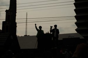 Mahasiswa menyuarakan aspirasinya di atas mobil komando (Sumber foto: Taufiqurrahman Alfarisi)