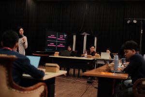 Salah satu calon, Annisa Paramitha memberi pemaparan isu terhadap juri dan panelis (Sumber foto: Taufiqurrahman Alfarisi)