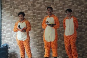 Paslon Ketua dan Wakil BEM Undip No. Urut 1 Maajid-Halim (Kanan) bersama dengan Calon MWA No. Urut 1, Rafi Radhiyya Zhafran (Kiri) sebelum pemaparan (Sumber foto: Taufiqurrahman Alfarisi)