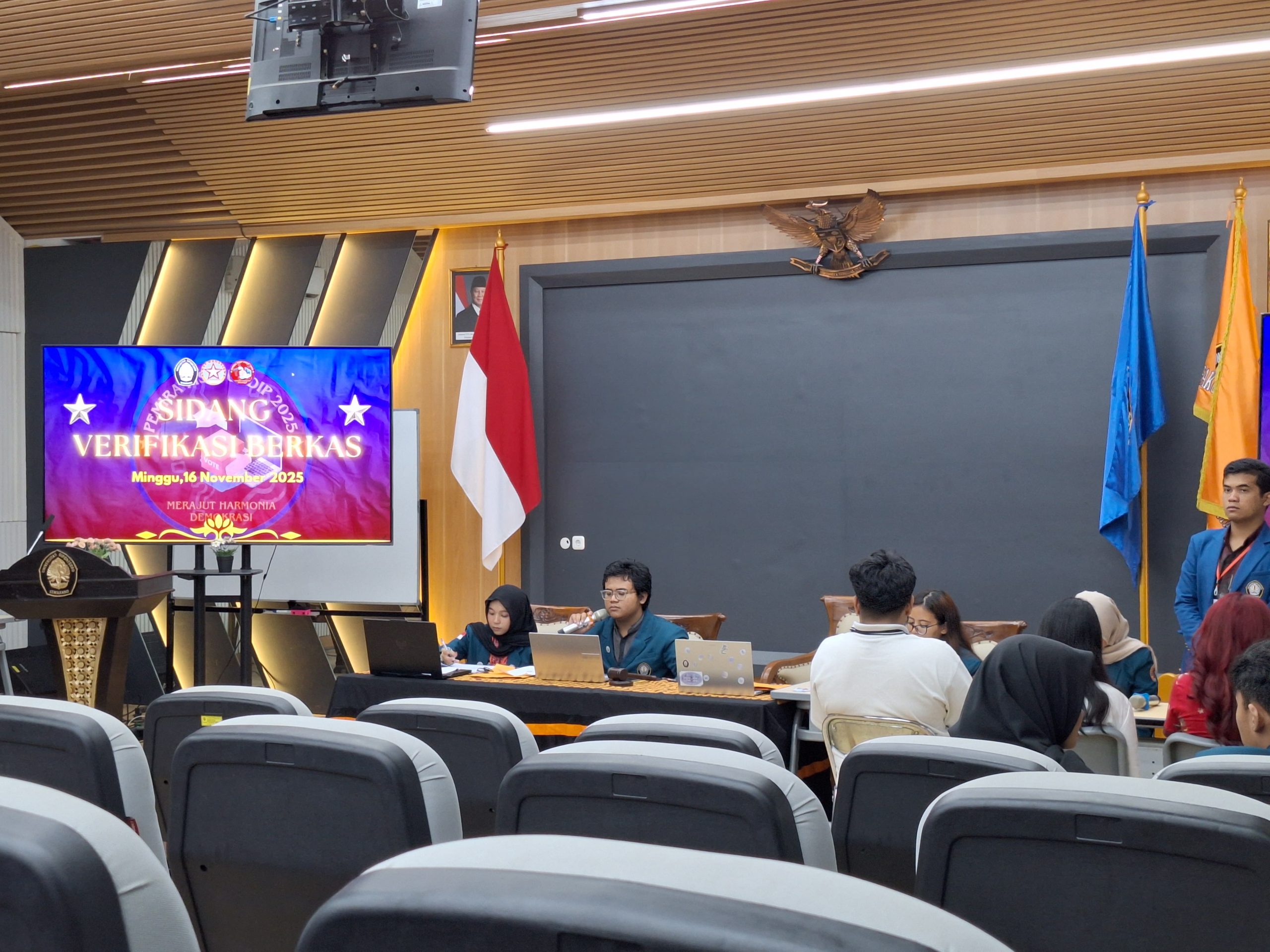 Jajaran presidium memimpin acara persidangan verifikasi di Ruang Teater FISIP Undip (Sumber foto: Najwa Rahma)