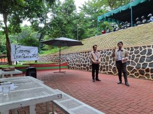 Pasangan Calon Ketua dan Wakil Ketua BEM FISIP 2026 nomor urut 1 sedang melakukan kampanye lisan. (Sumber: Ridzqie Abdillah)